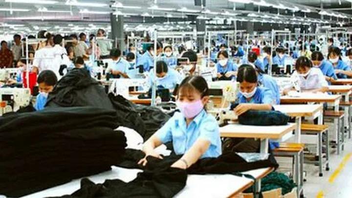 1. Áo hai dây bản mảnh: Áo hai dây bản mảnh tuy nhiên là một trong những mẫu áo khó